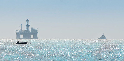The world’s third-largest floating oil rig made a brief stop for supplies Sunday near Grand Cayman.
