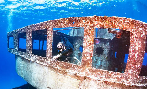 No tank, no regulator, no BCD – Nina Baxa slips through the window of the Kittiwake’s wheelhouse.