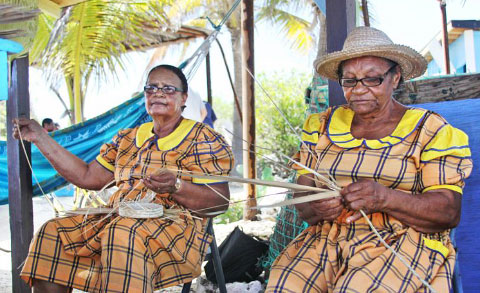 Carmen Connolly and Eulene McLaughlin demonstrate thatching at the new market at the Blow Holes.