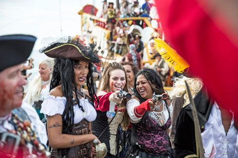 Pirate-Wenches.jpg