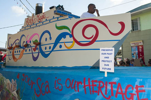 The cruise ship on the North Side float. - Photo: Taneos Ramsay