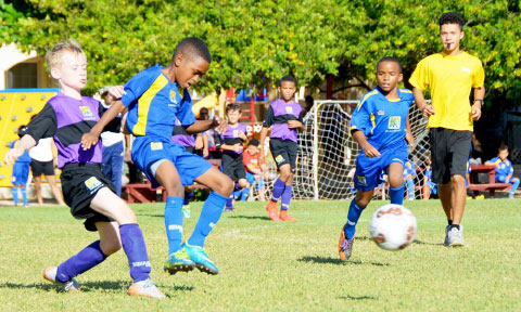 Savannah Primary (blue) and St. Ignatius Prep battled to a 0-0 draw in the U-9 encounter.