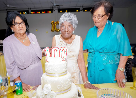 Myrtle Brown, with her daughters Shirleymae O