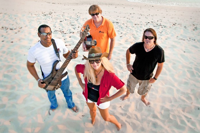 Circle-on-beach-Sea-N-B