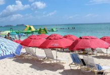 Illegal vendors remain on beachfront