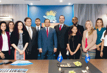 Premier meets with students, ex-governors in London