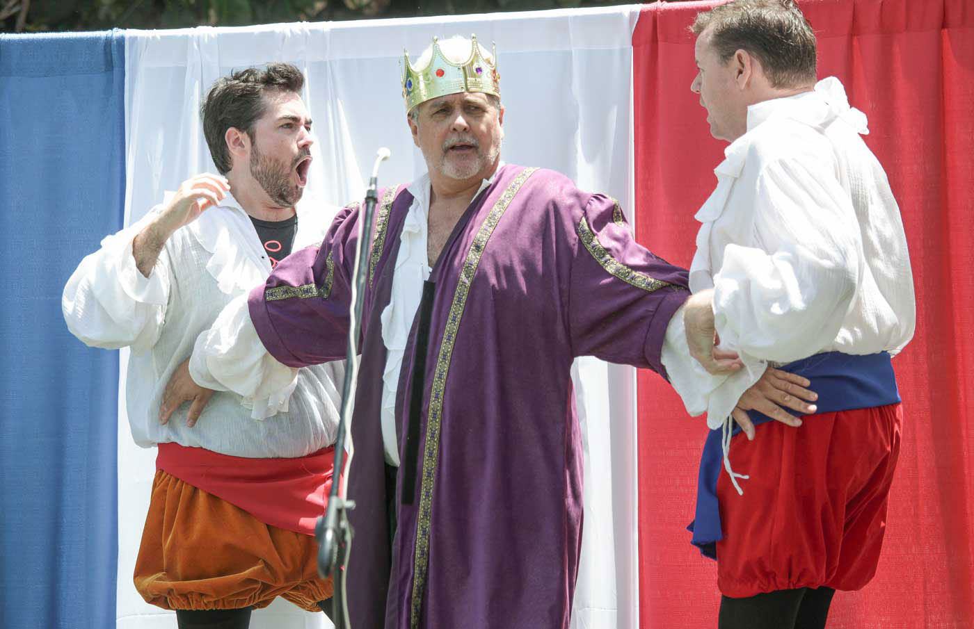 Thespians-from-the-Cayman-Drama-Society-give-the-crowd-a-taste-of-their-Complete-Works-of-William-Shakespeare-Abridged-1