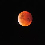 Total lunar eclipse wows sky watchers