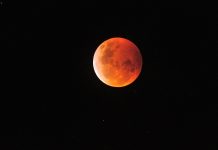 Total lunar eclipse wows sky watchers