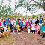 Governor pitches in on Barefoot Beach cleanup