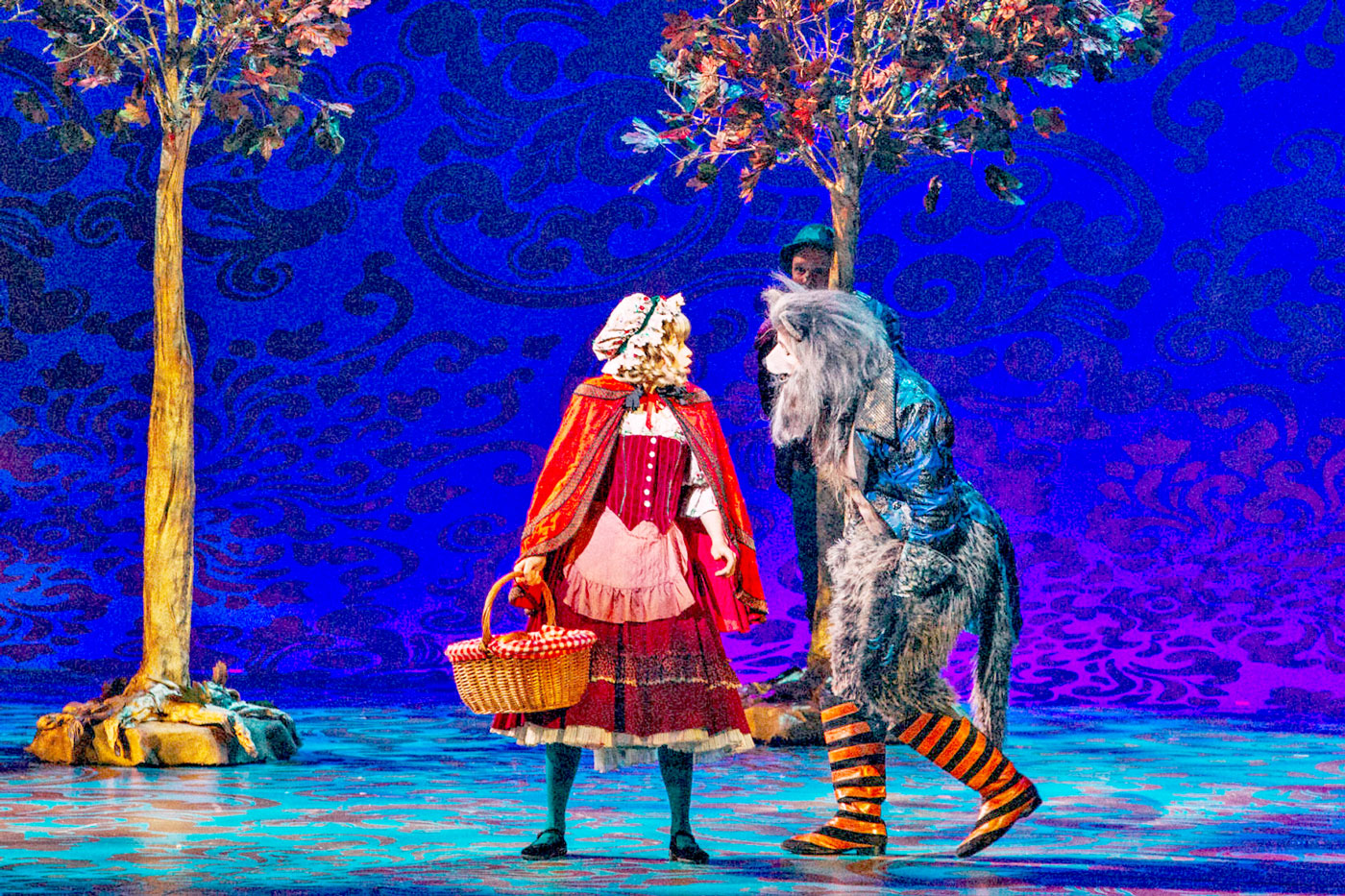 ITW_47_Jeremy-Hays-as-The-Wolf-and-Kally-Duling-as-Little-Red-Riding-Hood_Photo-Credit-Os-Galindo-1680x1120
