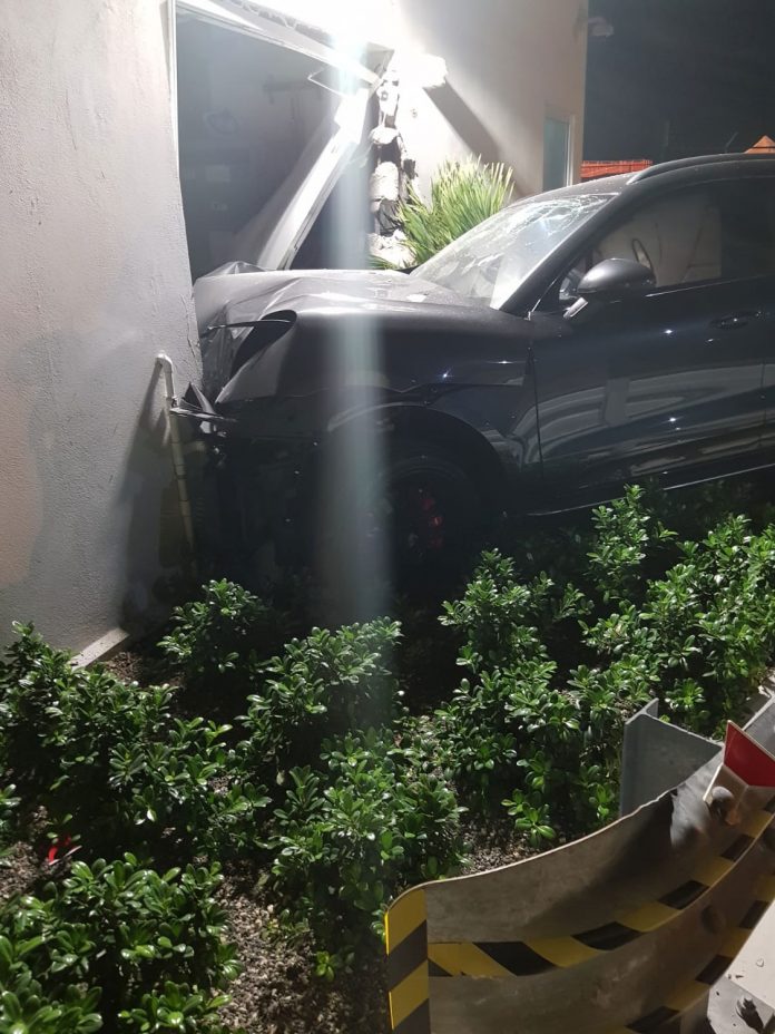 Car-crash-airport
