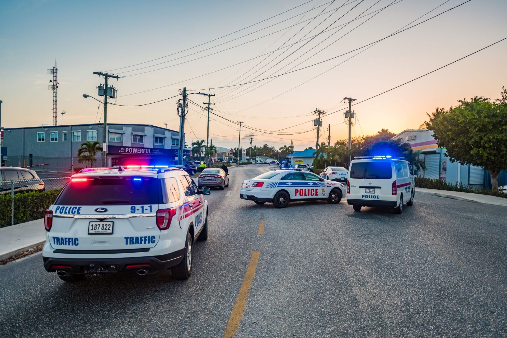 Driver trying to evade cops crashes into police car and building ...