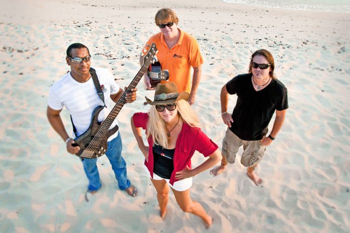 Circle-on-beach-Sea-N-B
