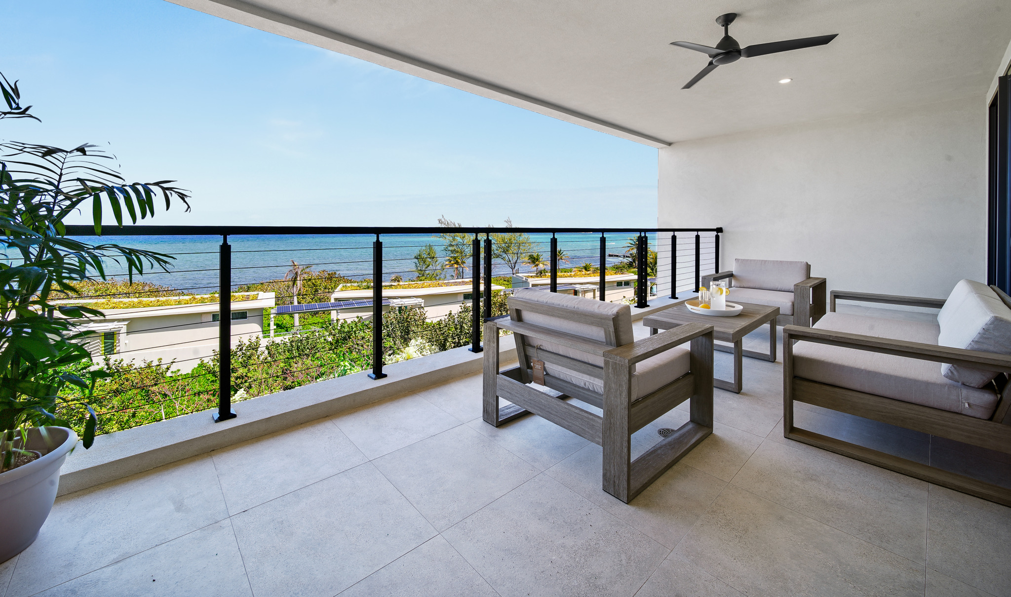 The rooms on the 1st and 2nd floors look out over the ocean