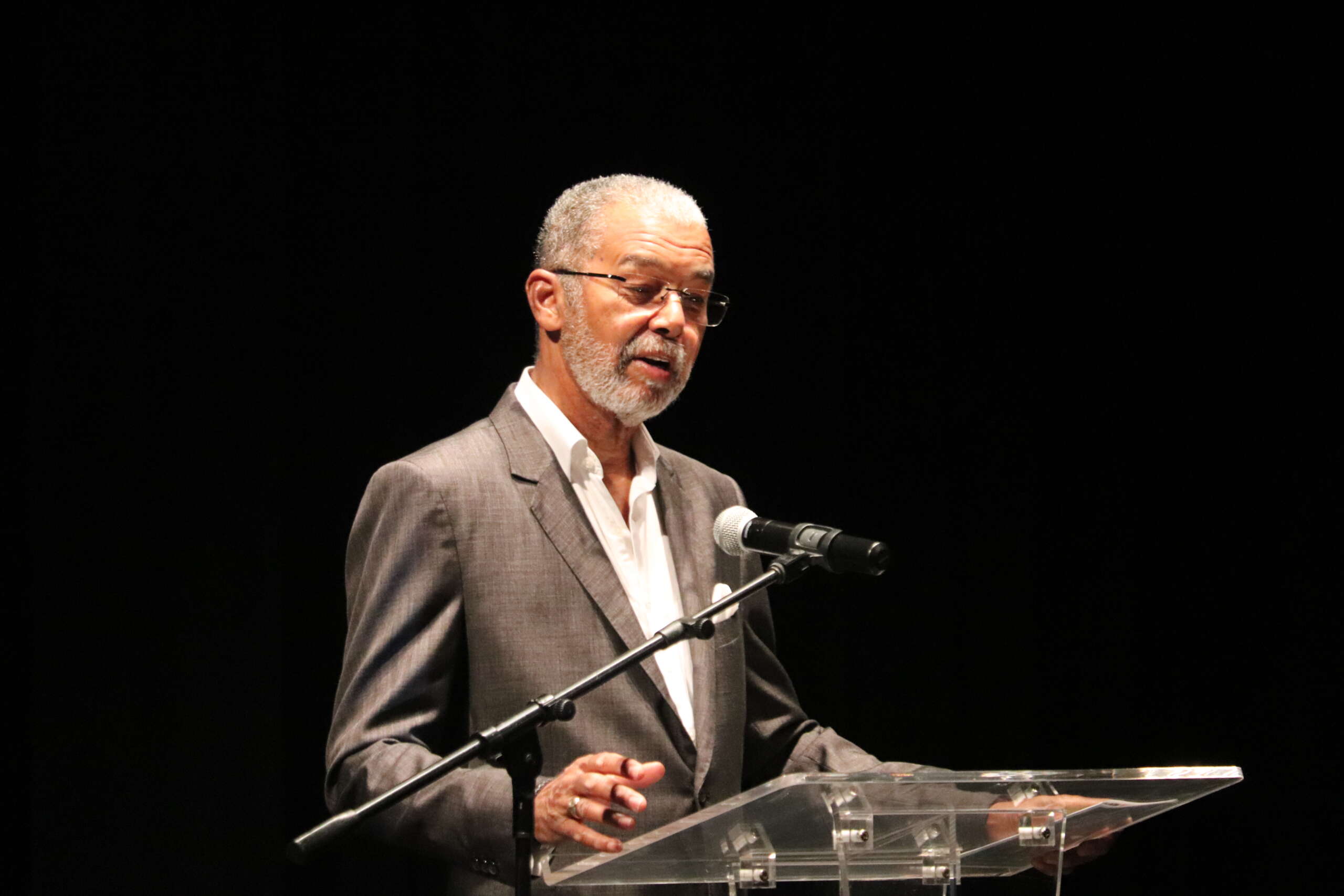 J. A. Roy Bodden speaks at the memorial about Bendel Hydes, a pioneer in Caymanian art.