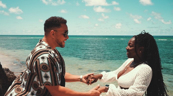 A scene from the official music video for 'I Got You Babe'