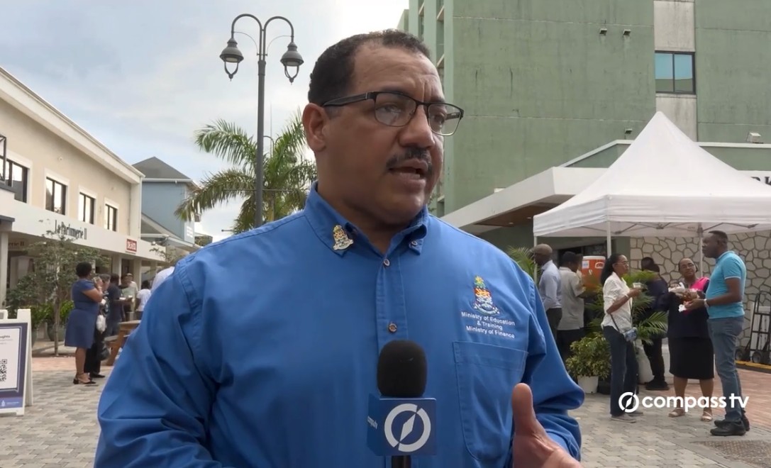 Le ministre de l'Éducation, Rolston Anglin Le ministre de l'Éducation, Rolston Anglin