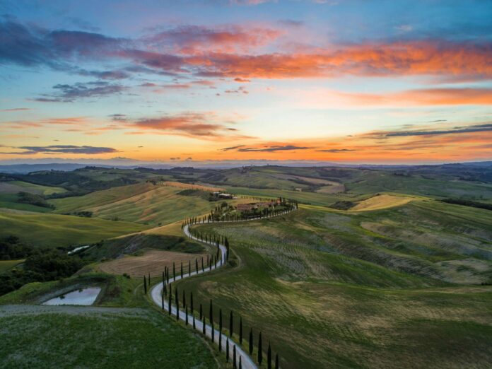 Tuscany photo: Luca Micheli, Unsplash