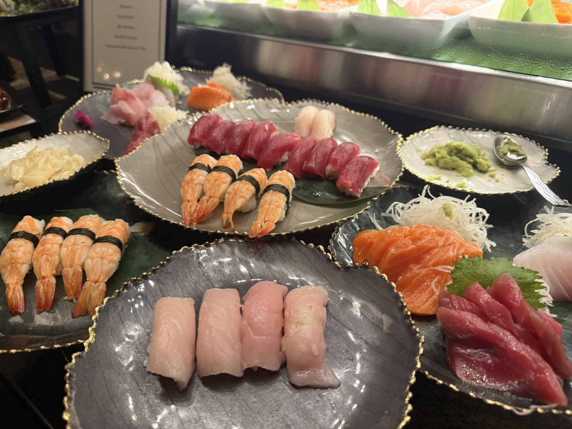 assiettes de sashimi et de nigiri assiettes de sashimi et de nigiri