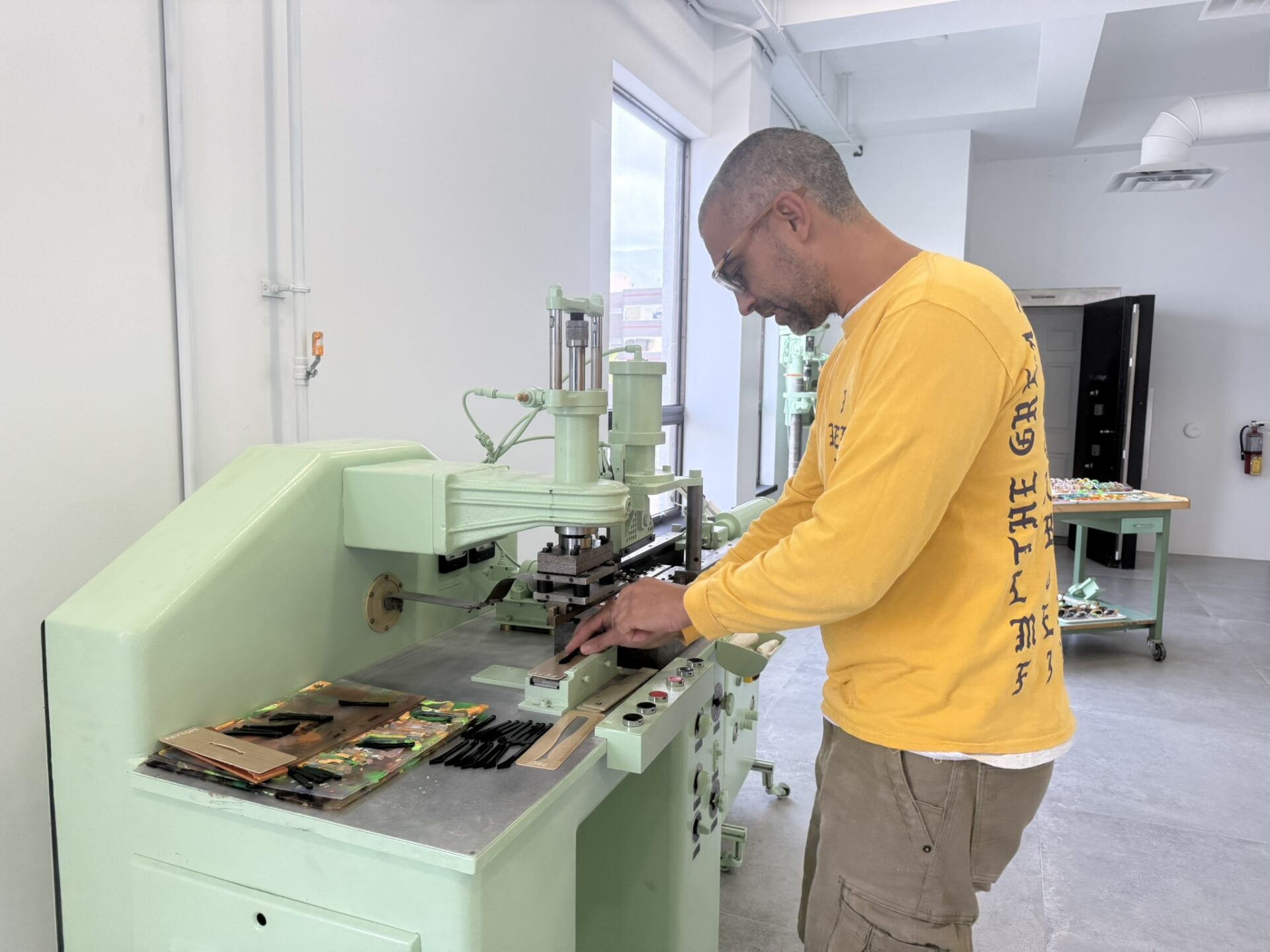 Chris fait la démonstration d'une des nombreuses machines utilisées dans le processus de fabrication.