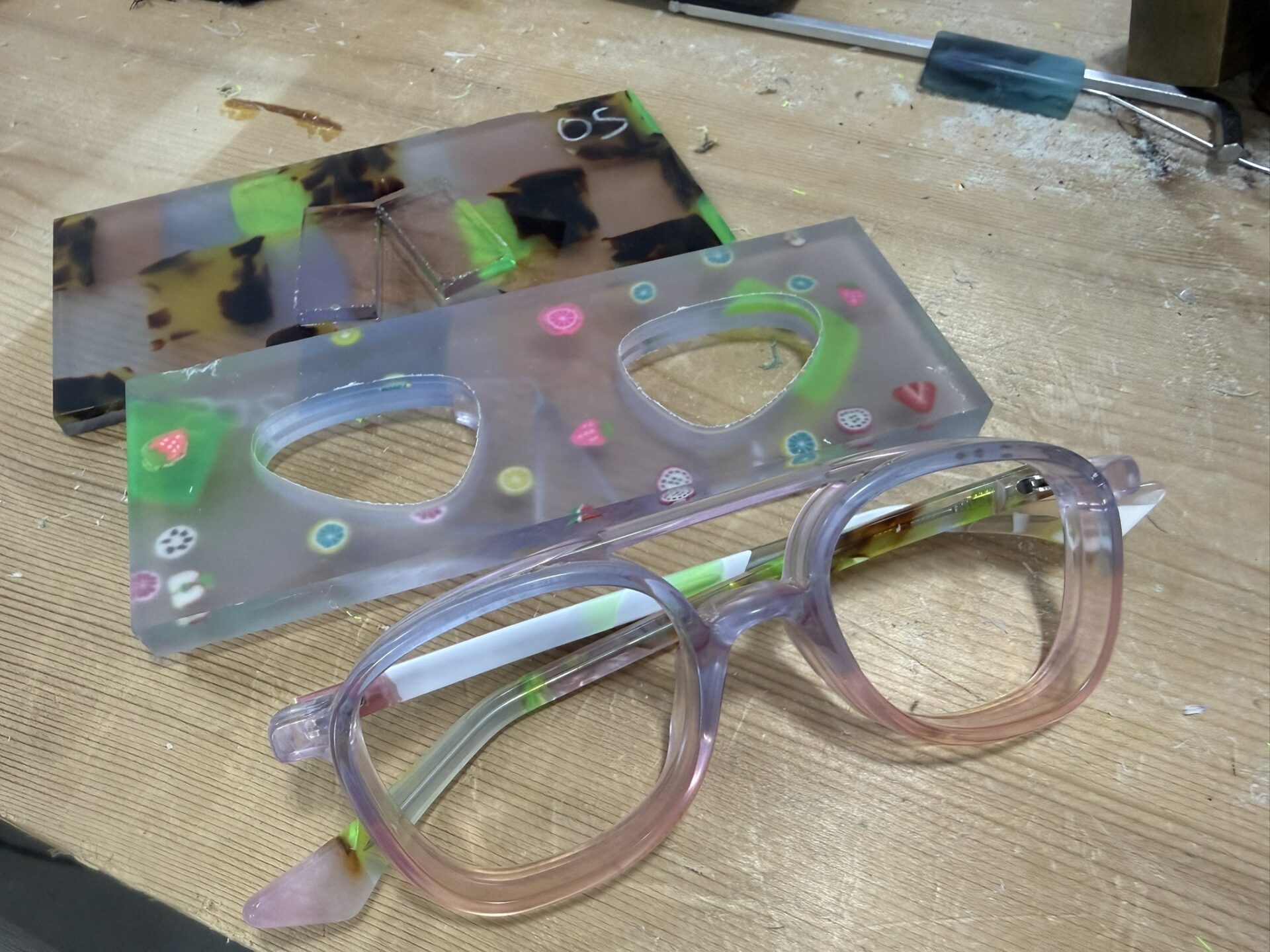 Les différentes étapes de la transformation de l'acétate en une paire de lunettes.