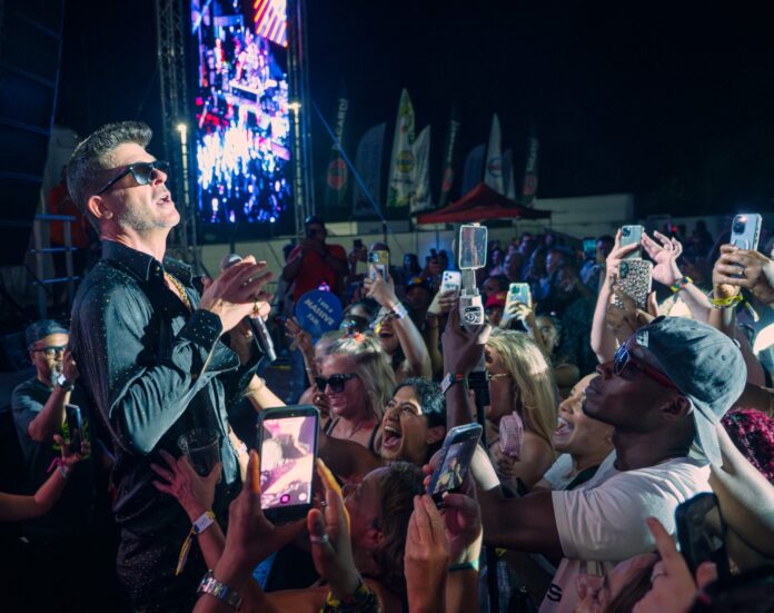 Robin Thicke thanks the crowds to use